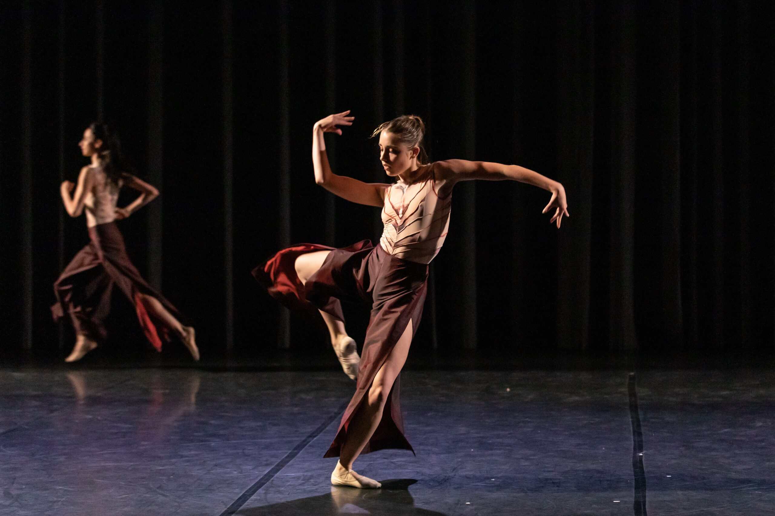 Danseuse de l'Area Jeune Ballet, en équilibre, la jambe levée