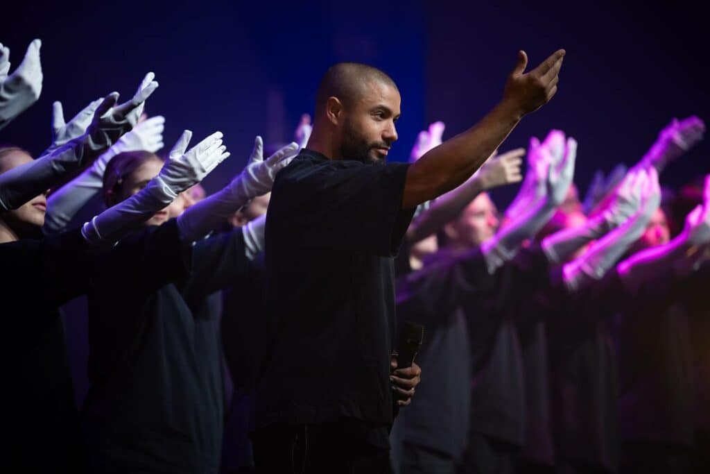 Danseurs de l'Area Jeune Ballet dans Murmuration – Blue Edition