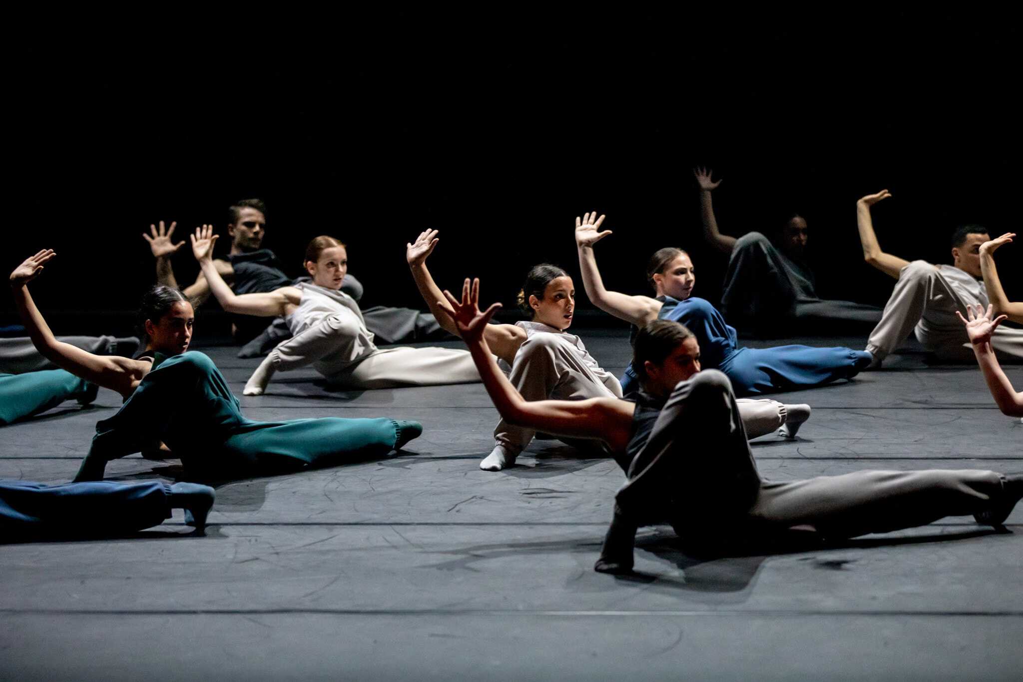 Danseurs de l'Area Jeune Ballet au sol, en répétition